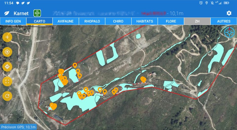 Application Karnet sur tablette, onglet Carto : zones humides en bleu et points d'observation sur une photo aérienne, avec les onglets Info gen, Avifaune, Rhopalo, Chiro, Habitats et Flore